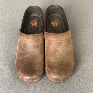 Dansko XP clogs brown leather